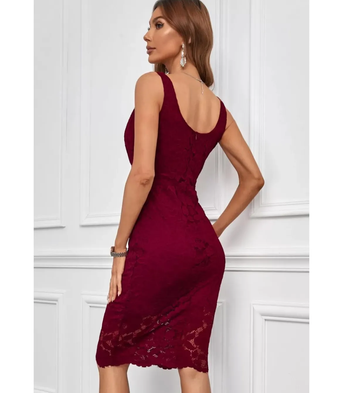 Punainen wrap-look v-pitsimekko