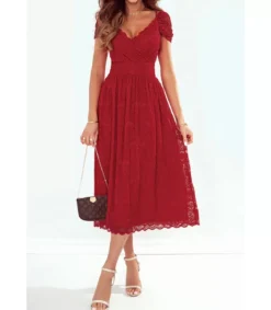 Punainen wrap-look v-pitsimidimekko