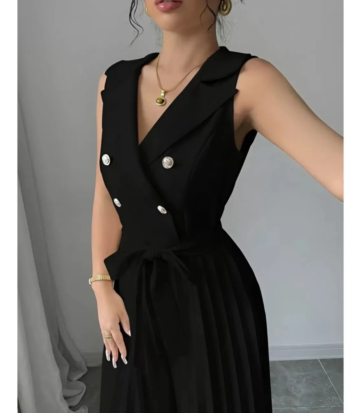 Rosy Days musta jumpsuit vekkilahkeilla ja napeilla