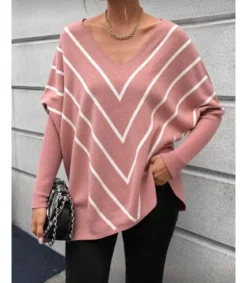 Rosy Days vaaleanpunainen oversized neule v-raidoilla