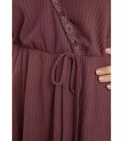 Ruskeanpunainen lyhythihainen v-vohvelipaita pitsillä (plus size)