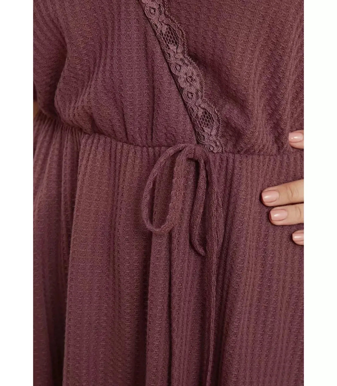 Ruskeanpunainen lyhythihainen v-vohvelipaita pitsillä (plus size)
