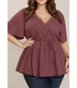 Ruskeanpunainen lyhythihainen v-vohvelipaita pitsillä (plus size)