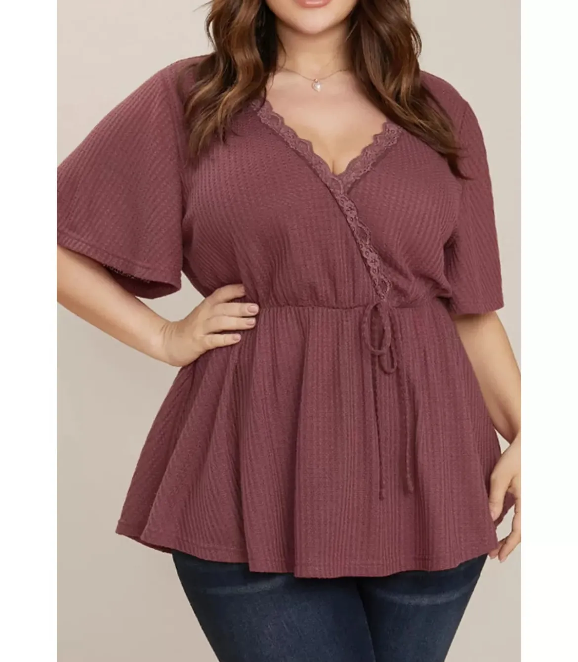 Ruskeanpunainen lyhythihainen v-vohvelipaita pitsillä (plus size)