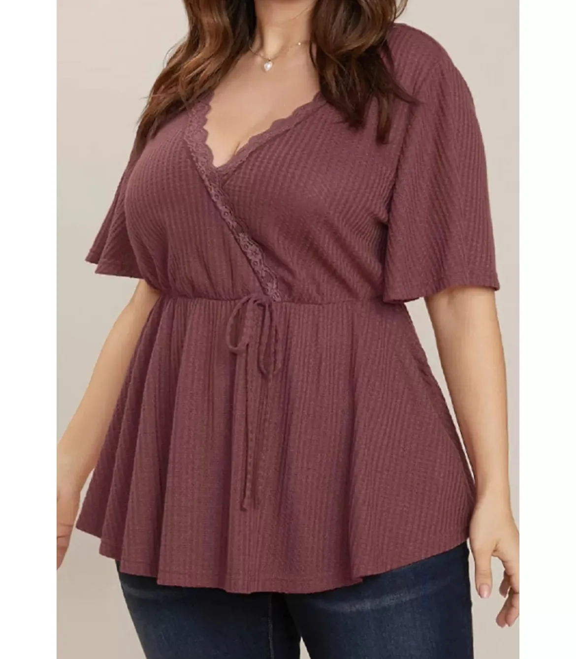 Ruskeanpunainen lyhythihainen v-vohvelipaita pitsillä (plus size)
