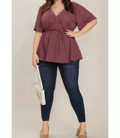 Ruskeanpunainen lyhythihainen v-vohvelipaita pitsillä (plus size)