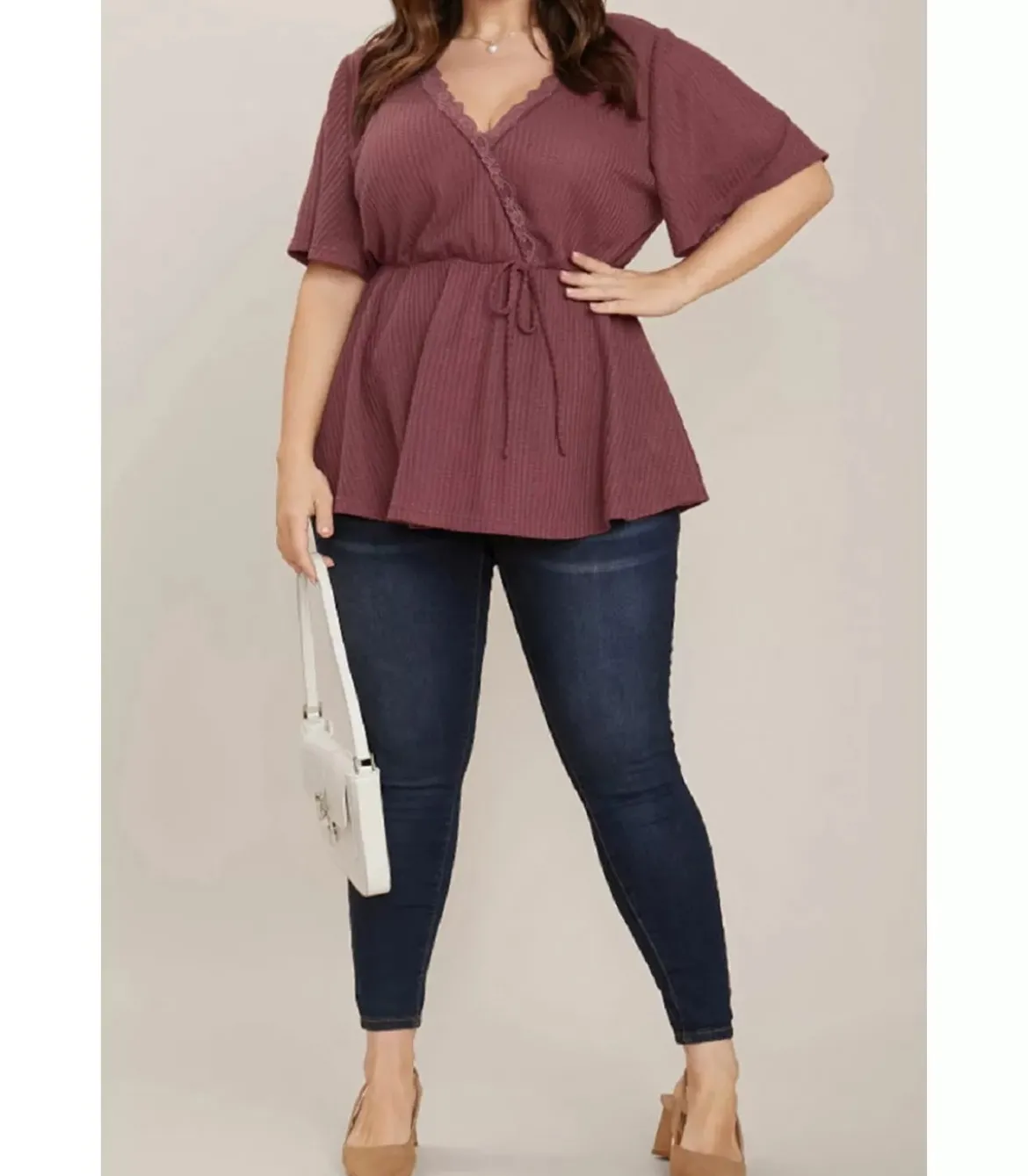 Ruskeanpunainen lyhythihainen v-vohvelipaita pitsillä (plus size)