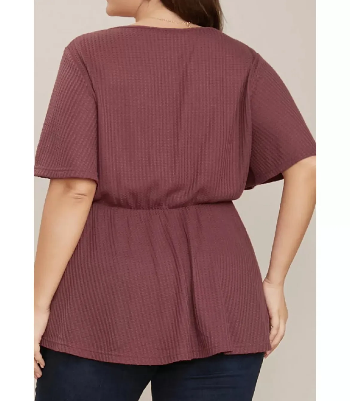 Ruskeanpunainen lyhythihainen v-vohvelipaita pitsillä (plus size)