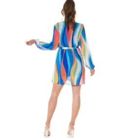Sininen multiraidallinen wrap-look v-mekko vyöllä