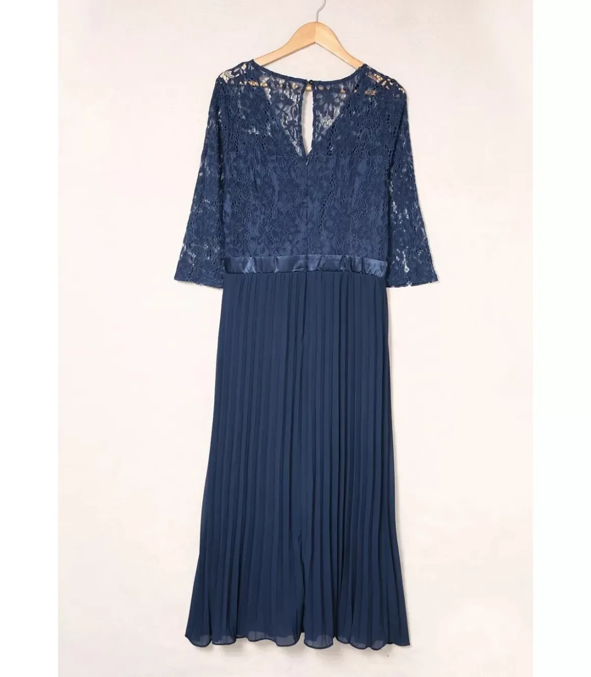 Sininen pitsikoristeinen vekkijuhlamekko (plus size)