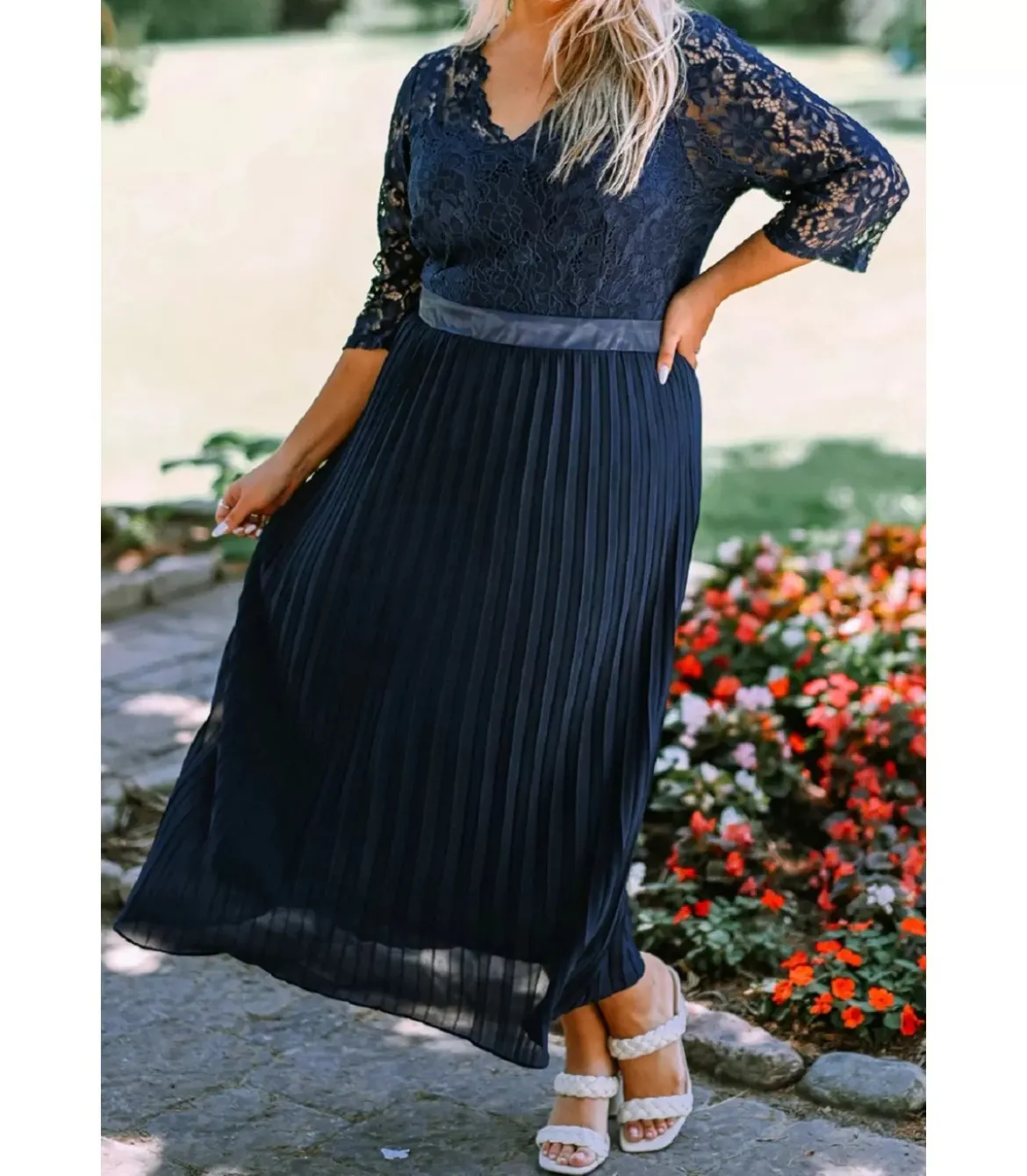 Sininen pitsikoristeinen vekkijuhlamekko (plus size)