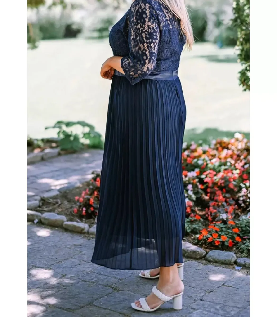 Sininen pitsikoristeinen vekkijuhlamekko (plus size)
