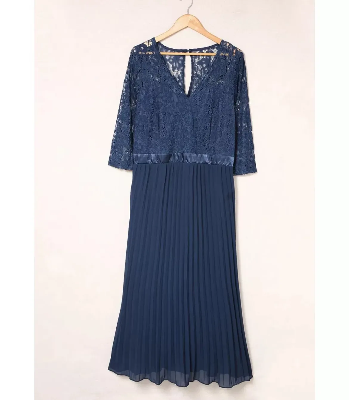Sininen pitsikoristeinen vekkijuhlamekko (plus size)
