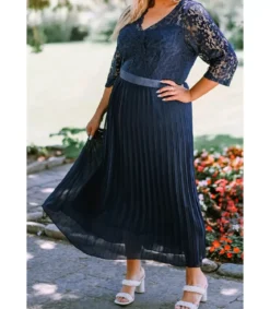 Sininen pitsikoristeinen vekkijuhlamekko (plus size)