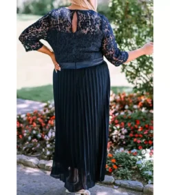 Sininen pitsikoristeinen vekkijuhlamekko (plus size)