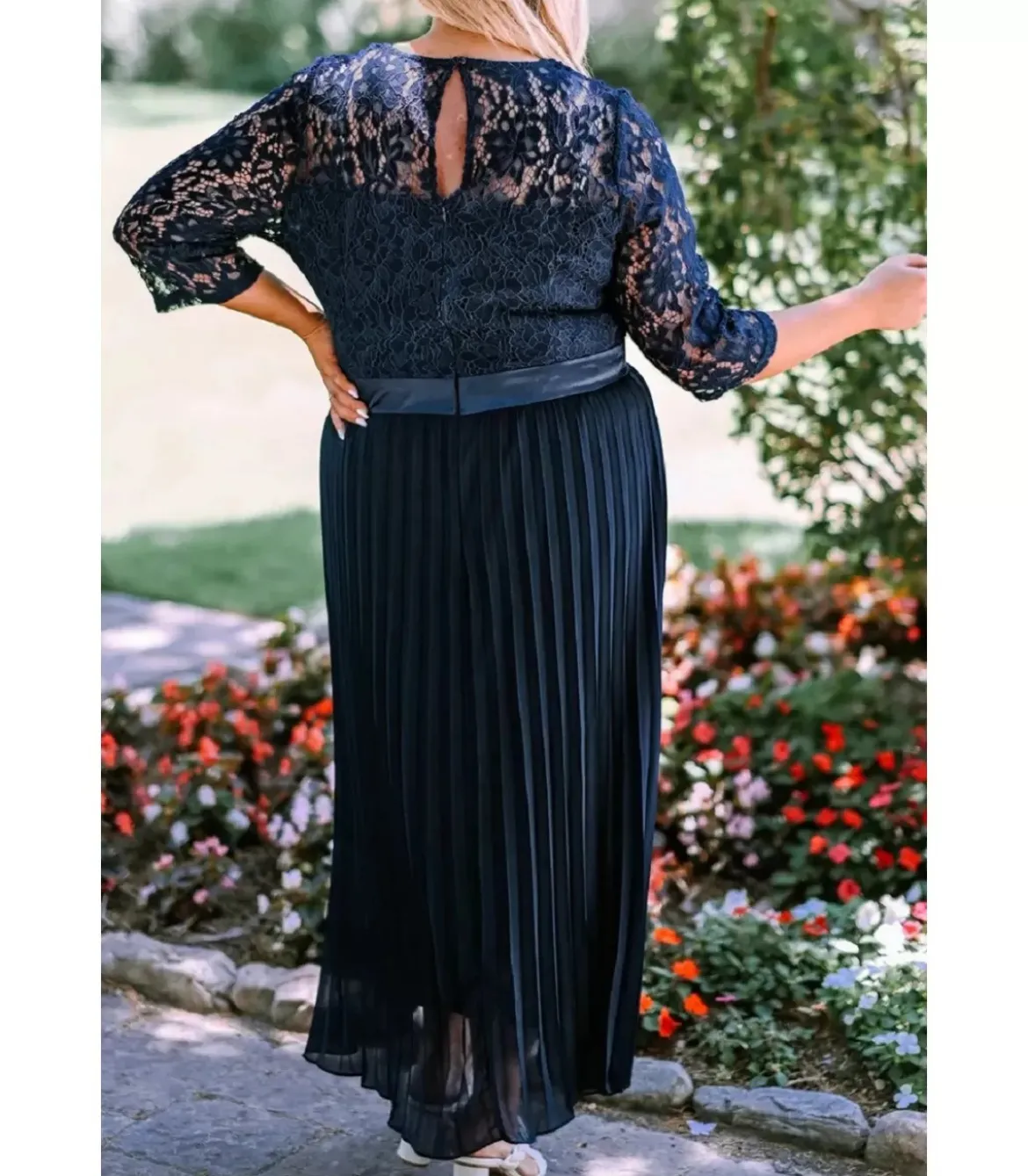 Sininen pitsikoristeinen vekkijuhlamekko (plus size)