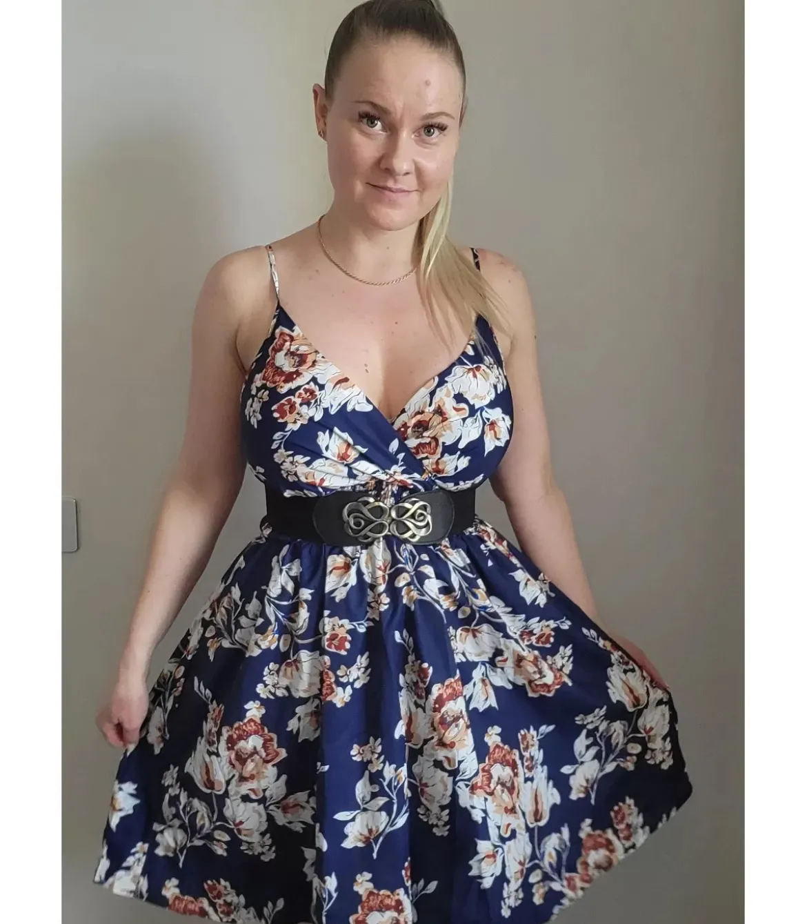 Tummansininen kukkakuvioinen wrap-look v-mekko