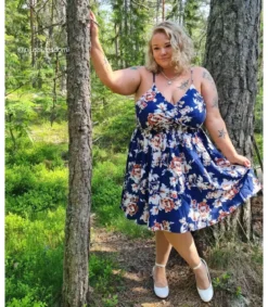 Tummansininen kukkakuvioinen wrap-look v-mekko