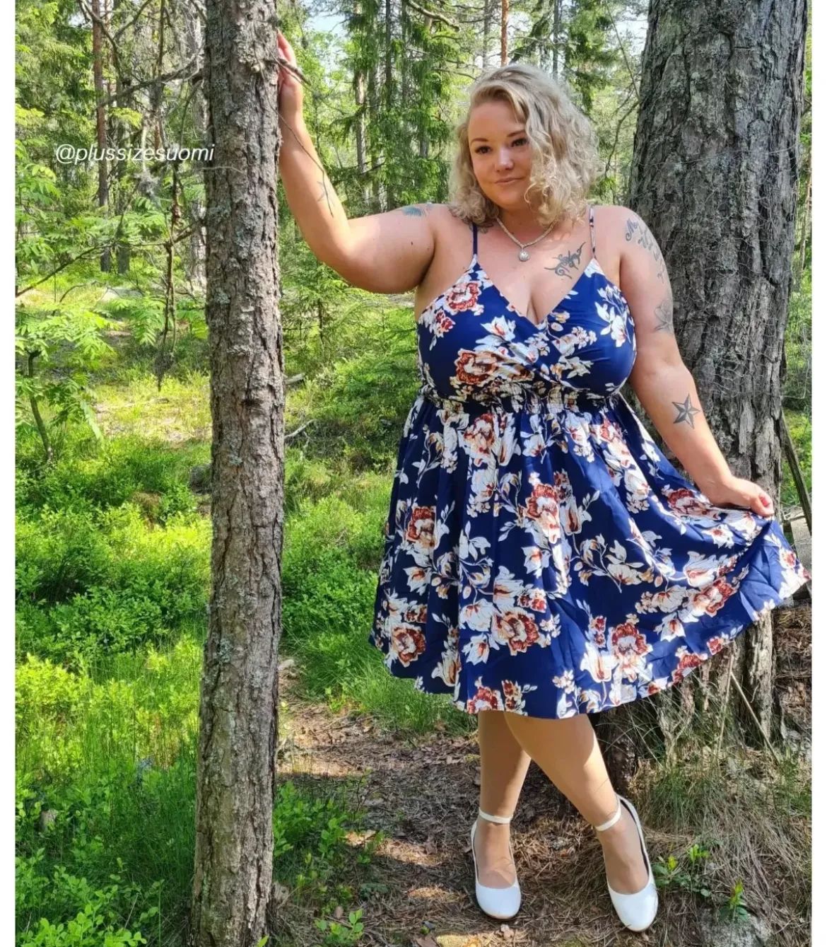 Tummansininen kukkakuvioinen wrap-look v-mekko