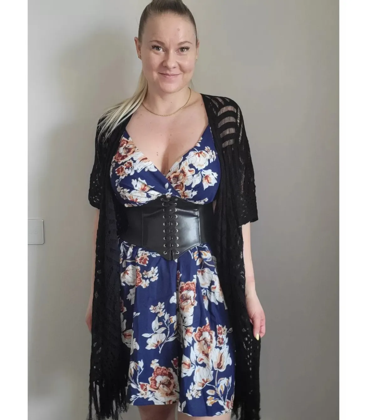 Tummansininen kukkakuvioinen wrap-look v-mekko