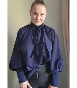 Tummansininen pussihihainen pusero rusettinauhoilla