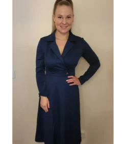 Tummansininen takkimekko