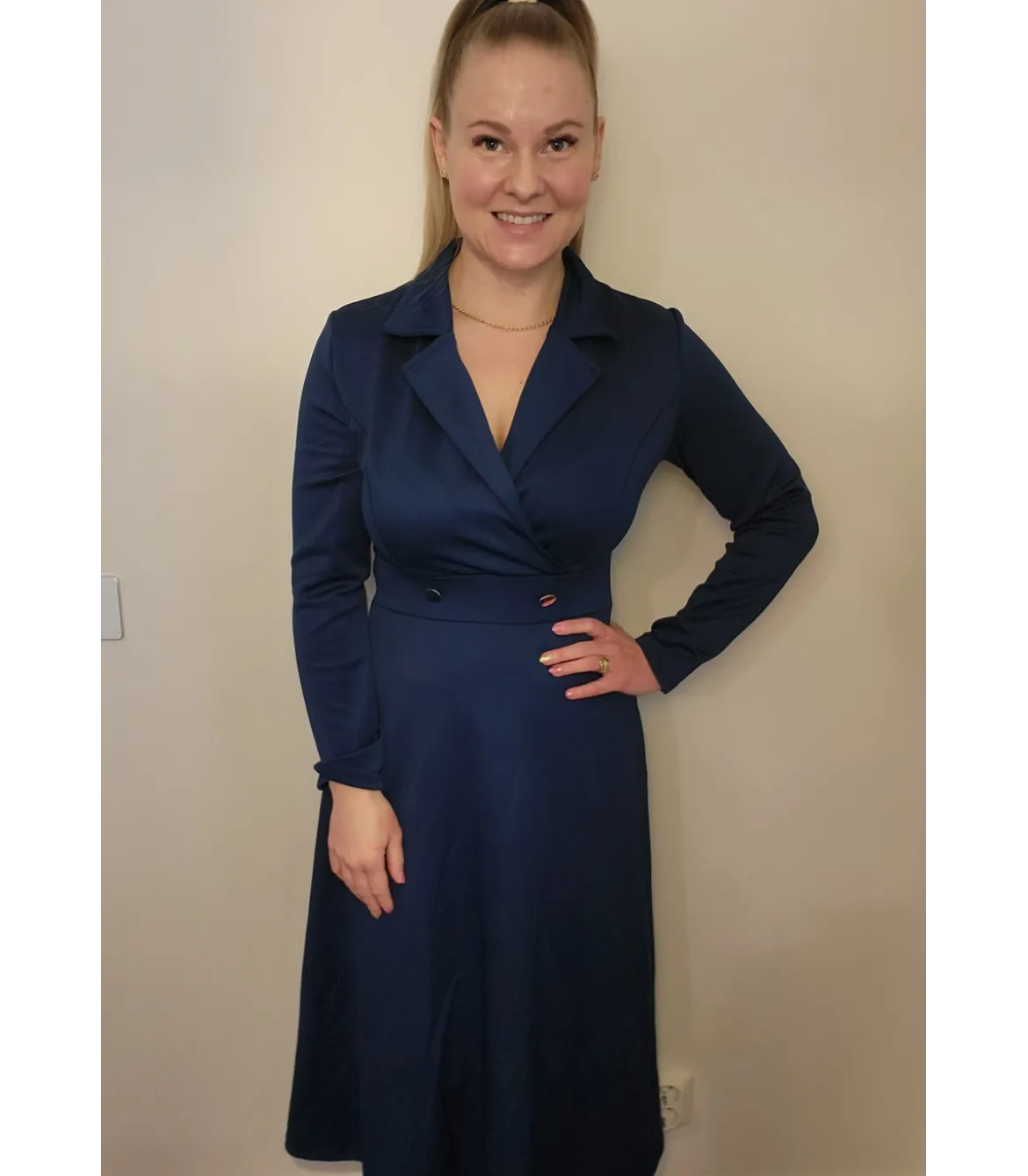 Tummansininen takkimekko
