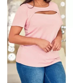 Vaaleanpunainen lyhythihainen t-paita kurkistusaukolla (plus size)