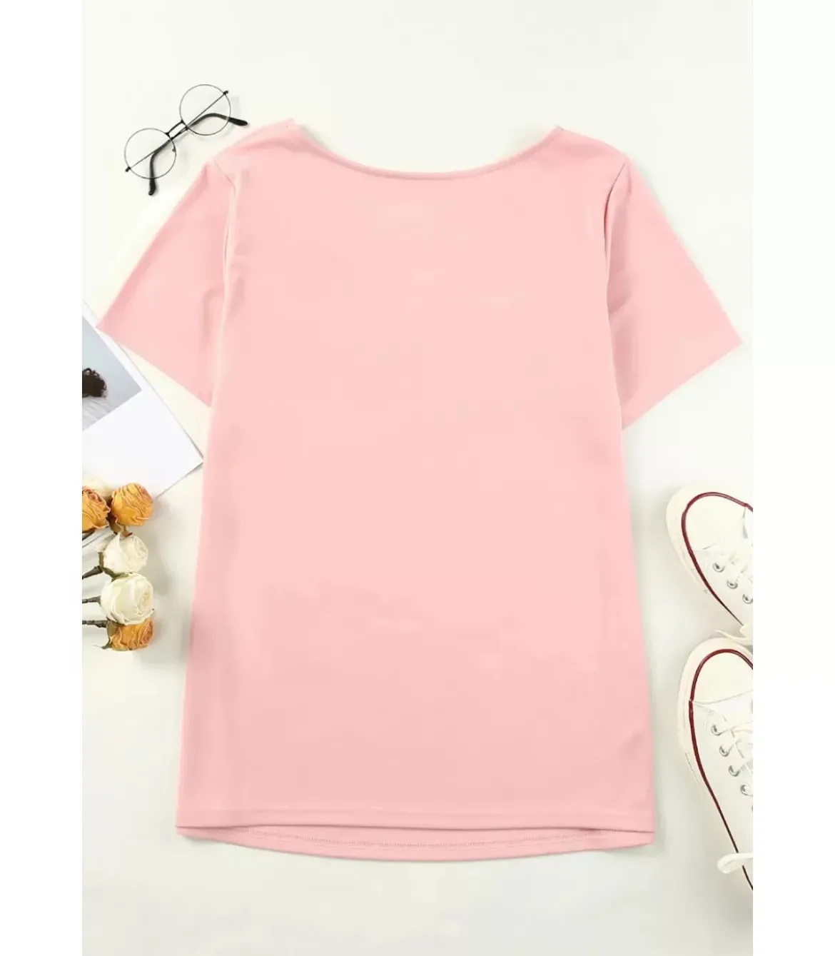 Vaaleanpunainen lyhythihainen t-paita kurkistusaukolla (plus size)