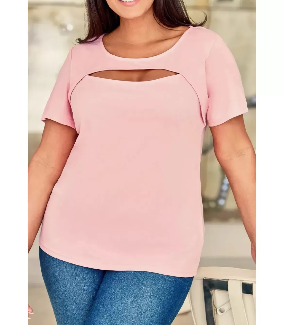 Vaaleanpunainen lyhythihainen t-paita kurkistusaukolla (plus size)