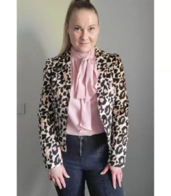 Vaaleanpunainen pussihihainen pusero rusettinauhoilla