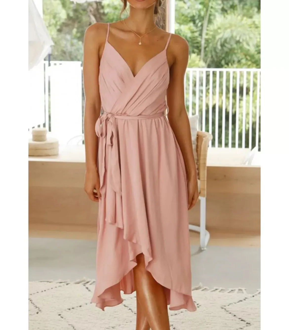 Vaaleanpunainen wrap-look high low v-mekko