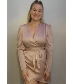 Vaaleanpunertava pitkähihainen wrap-look v-satiinimekko