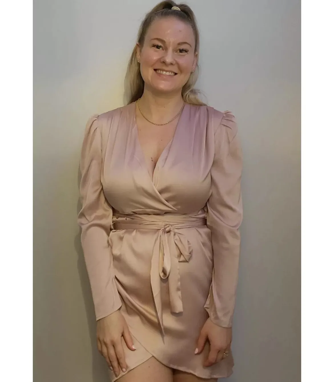 Vaaleanpunertava pitkähihainen wrap-look v-satiinimekko