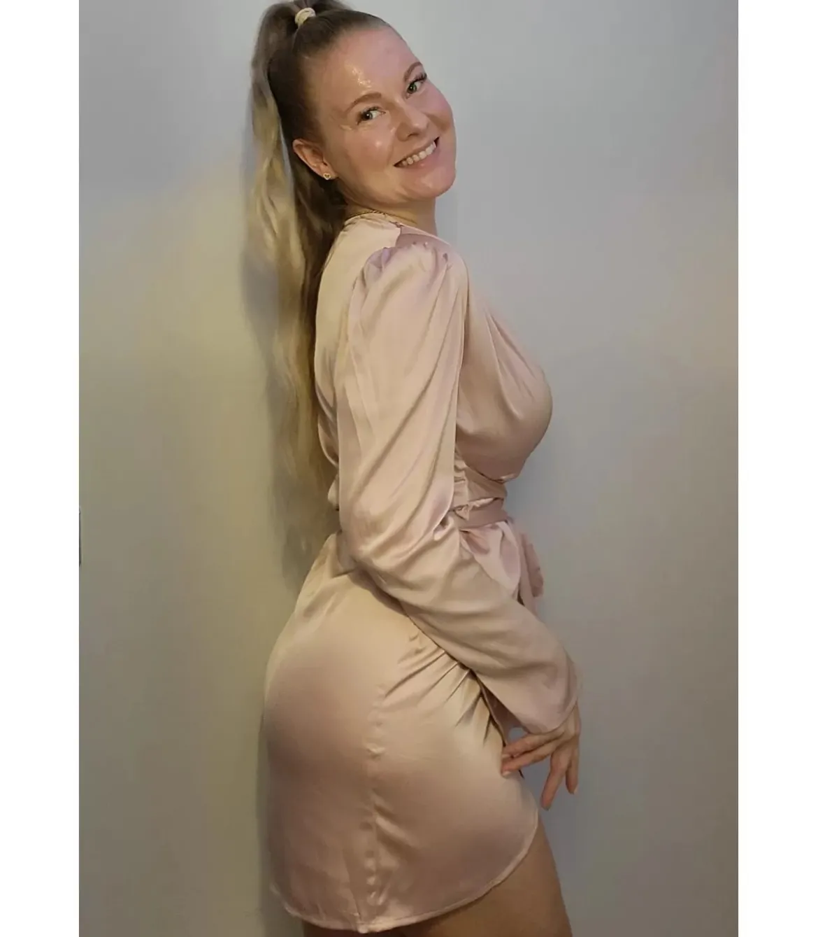 Vaaleanpunertava pitkähihainen wrap-look v-satiinimekko