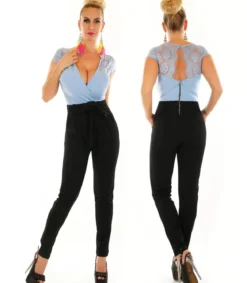 Vaaleansinimusta pitsikoristeinen v-jumpsuit