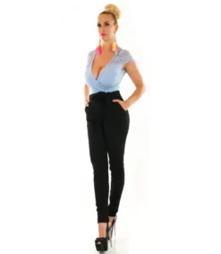 Vaaleansinimusta pitsikoristeinen v-jumpsuit