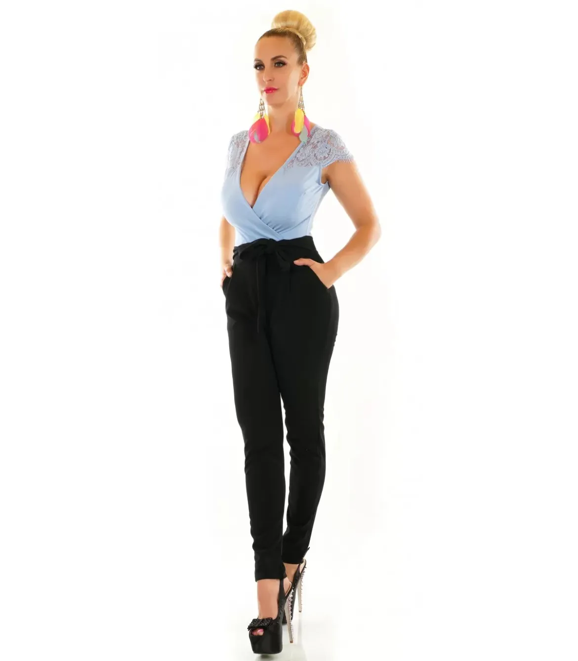 Vaaleansinimusta pitsikoristeinen v-jumpsuit