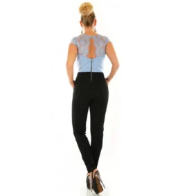 Vaaleansinimusta pitsikoristeinen v-jumpsuit