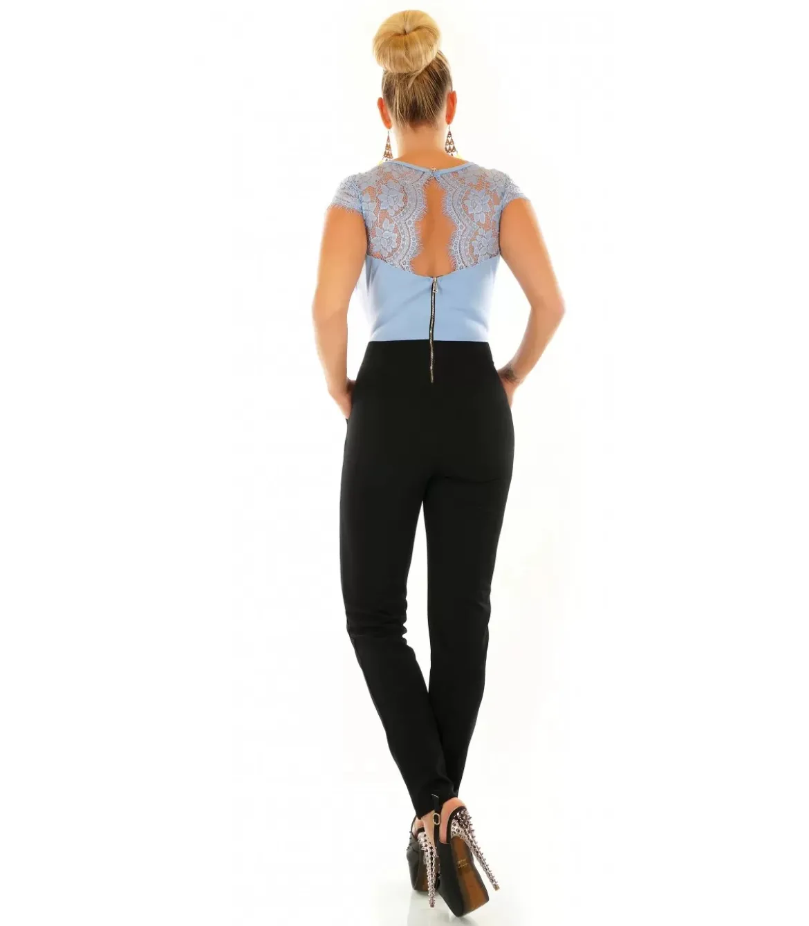 Vaaleansinimusta pitsikoristeinen v-jumpsuit