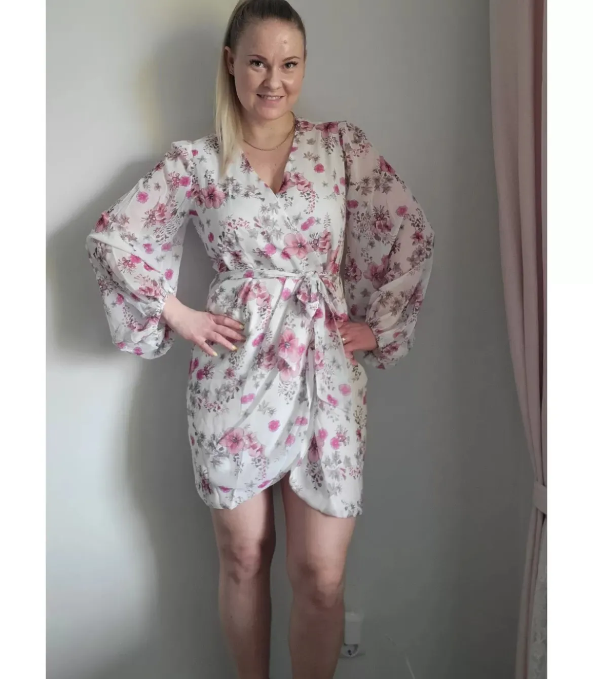 Valkoinen kukkakuvioinen wrap-look v-sifonkimekko vyöllä
