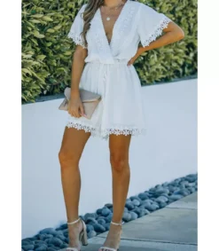 Valkoinen kukkapitsikirjailtu v-playsuit