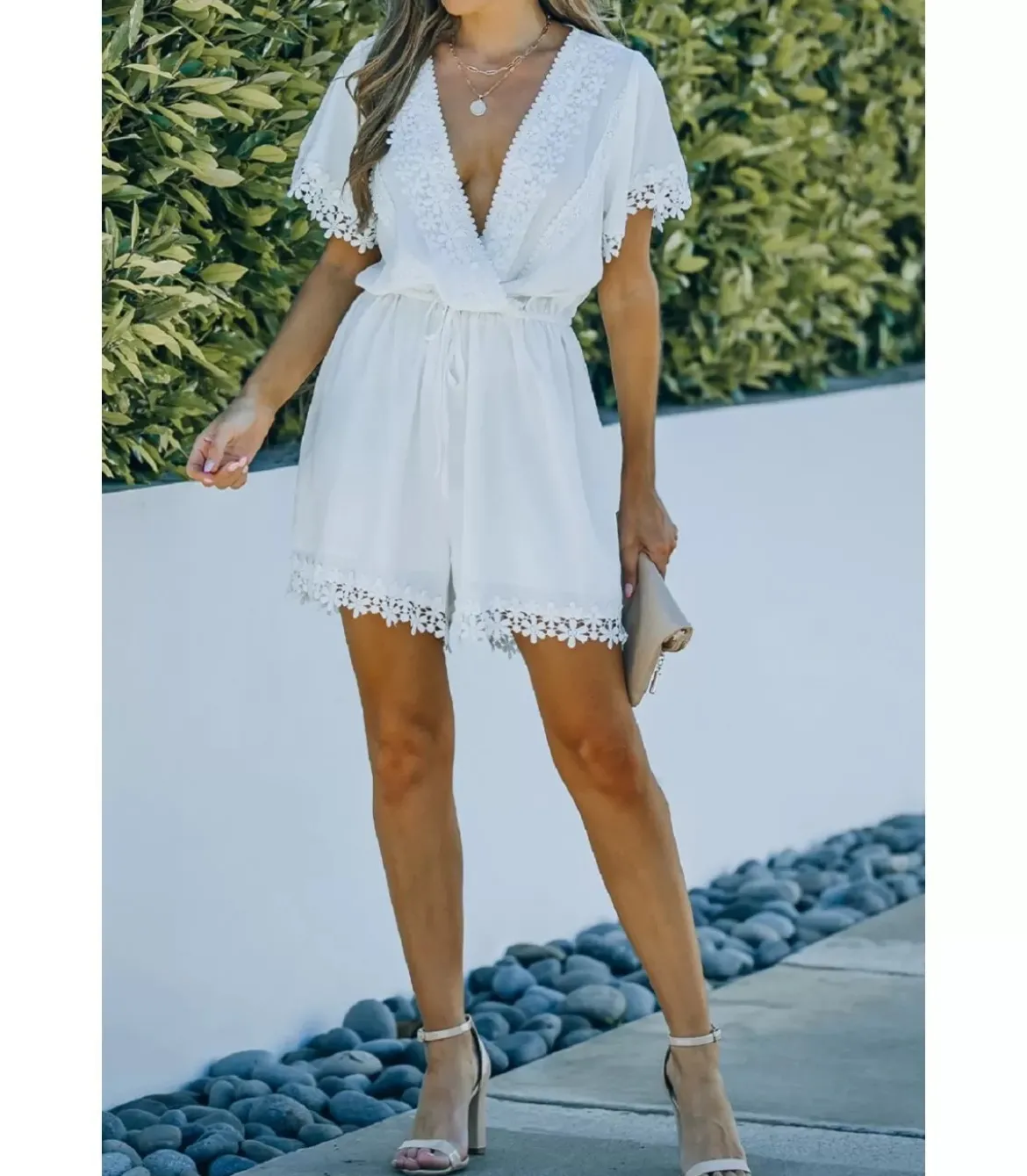 Valkoinen kukkapitsikirjailtu v-playsuit