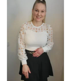 Valkoinen pitkähihainen lyhyt paita aukkopitsillä