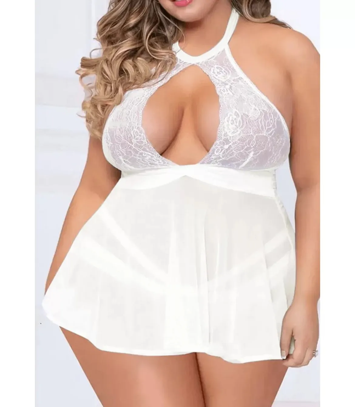 Valkoinen pitsikoristeinen mesh-babydoll kurkistusaukolla (plus size)