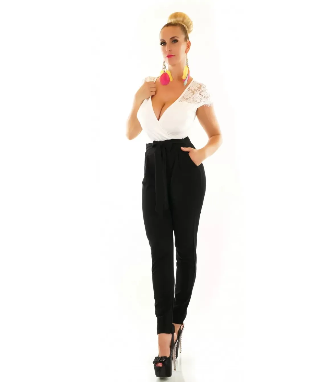 Valkomusta pitsikoristeinen v-jumpsuit