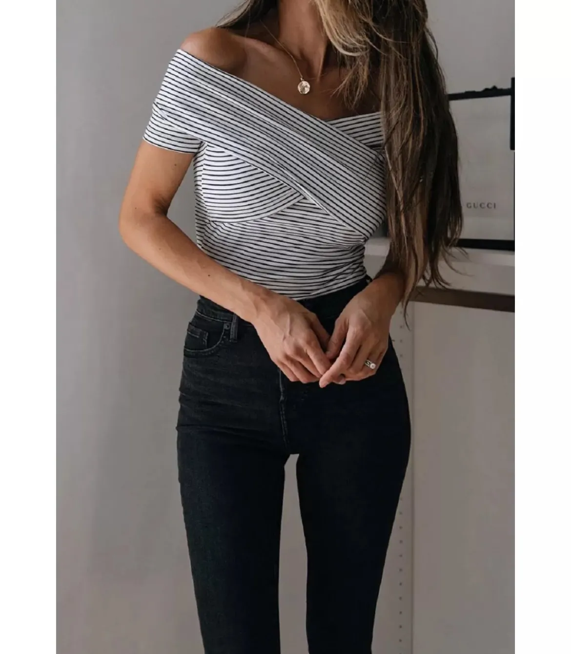 Valkomusta raidallinen off-shoulder body