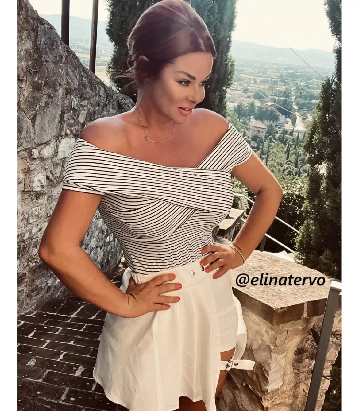 Valkomusta raidallinen off-shoulder body
