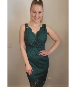 Vihreä wrap-look v-pitsimekko