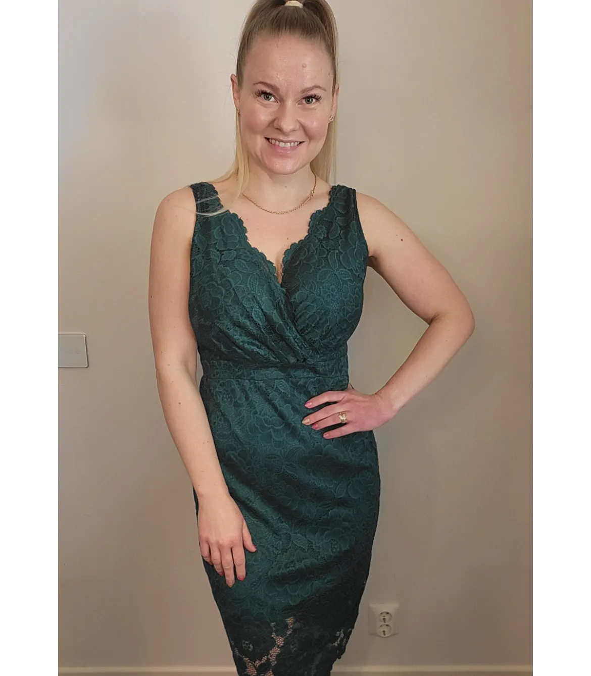 Vihreä wrap-look v-pitsimekko